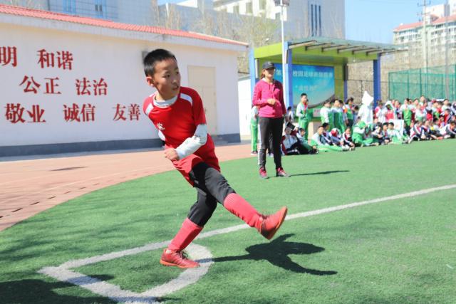 萨卡女友参加伦敦时尚大奖 蕾哈娜和玛雅等也参加